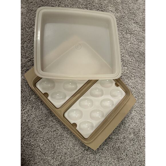 Vintage Tupperware Deviled Egg Keeper Carrier Tray Container Almond 723-2 USA - Picture 1 of 7
